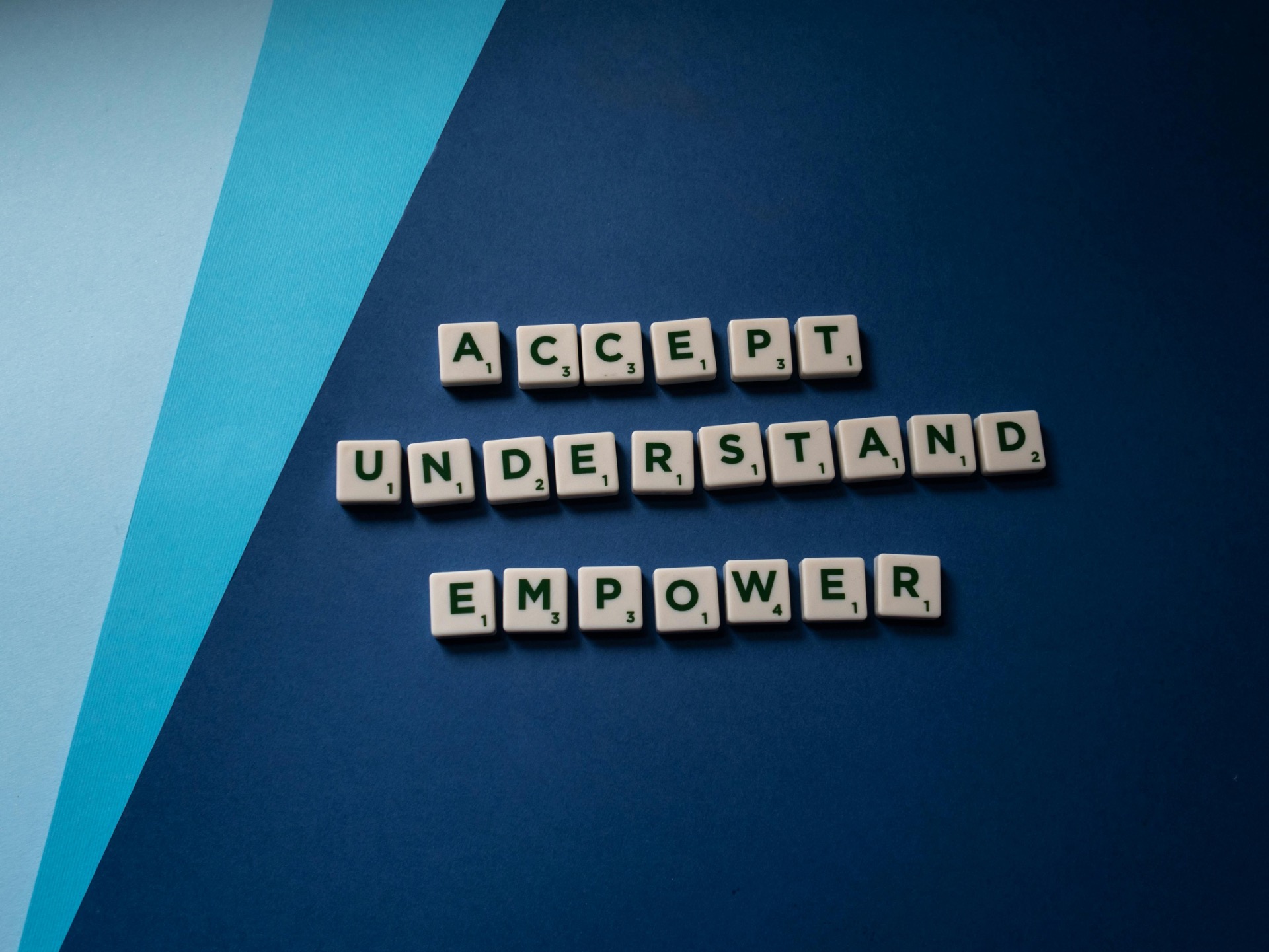 Πλακίδια με τις λέξεις Accept, Understand και Empower που προάγουν την κατανόηση και την αποδοχή της νευροδιαφορετικότητας